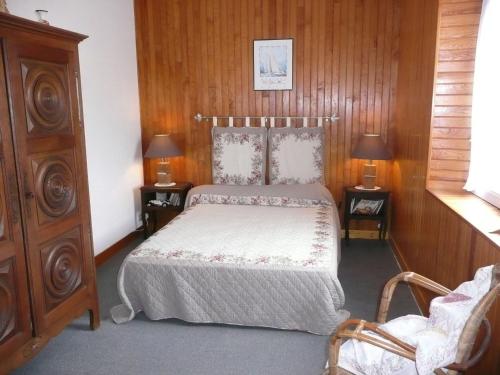 - une chambre avec un lit, deux lampes et une chaise dans l'établissement Holiday Home in Plouguerneau near Beach, à Guissény