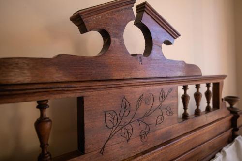 a wooden headboard with a flower painted on it at Teatro Hotel Boutique in Ouro Preto