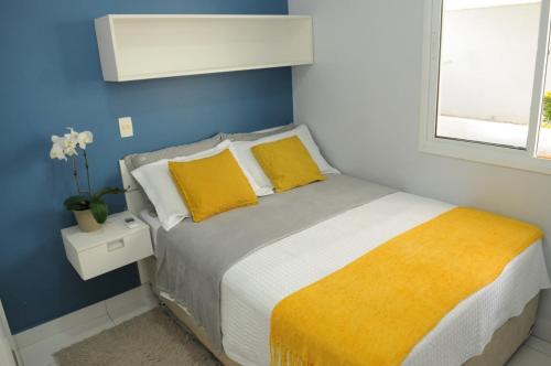 BIEN ÊTRE في برازيليا: غرفة نوم بسرير بجدران صفراء وزرقاء