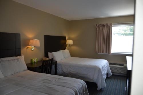 Posteľ alebo postele v izbe v ubytovaní Mainstay Inn