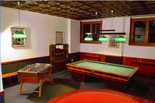 una sala de billar con mesa de billar en Hotel Miramonti, en Chiesa in Valmalenco