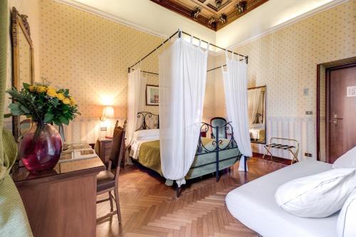 una camera d'albergo con letto a baldacchino di Hotel St. Moritz a Roma