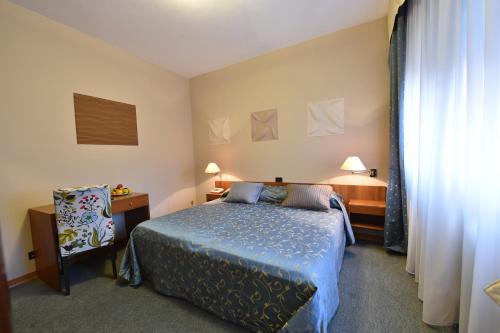 Llit o llits en una habitació de AMBRA HOTEL - The only central lakeside hotel in Iseo