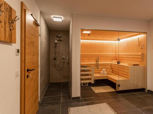 łazienka z prysznicem, umywalką i toaletą w obiekcie Tauernlodge Krimml 2B w mieście Krimml