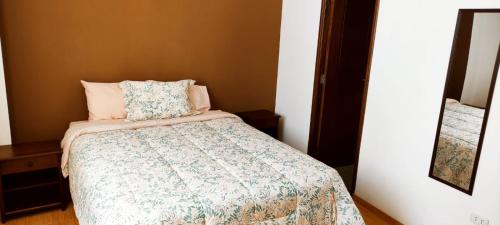 מיטה או מיטות בחדר ב-Departamento Amoblado de estreno con Cochera