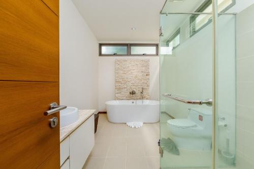 Koupelna v ubytování VILLA BATAM | Amazing 2fl pool villa 3 bedroom | Rawai beach