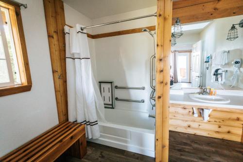 uma casa de banho com um chuveiro, uma banheira e um lavatório. em View Crest Lodge em Trinidad