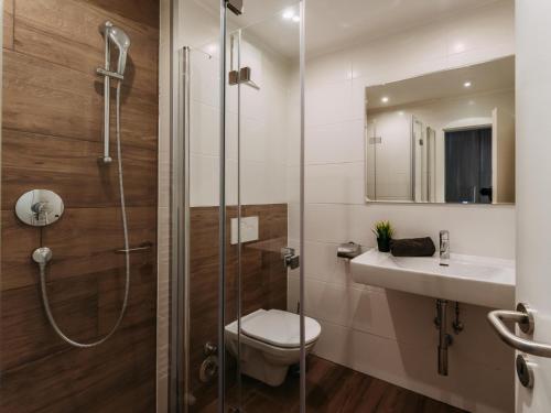 een badkamer met een douche, een toilet en een wastafel bij Haus Austria Top 5 in Finkenberg