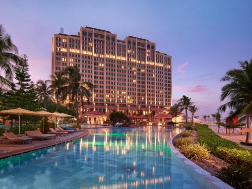 ein Hotel mit einem Pool vor einem Gebäude in der Unterkunft Holiday Inn Resort Ho Tram Beach, an IHG Hotel in Hồ Tràm
