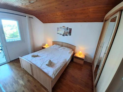 מיטה או מיטות בחדר ב-Apartments Rud - 15 m from sea
