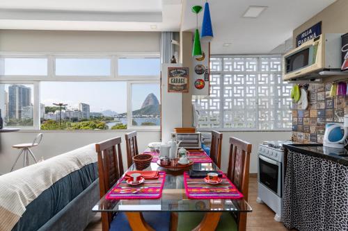 a kitchen with a table and chairs in a room at Charmoso Apartamento na Praia de Botafogo in Rio de Janeiro