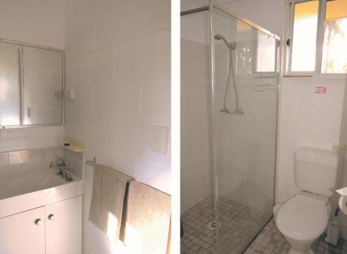 two pictures of a bathroom with a toilet and a shower at Bungalow Motel Gilgandra in Gilgandra