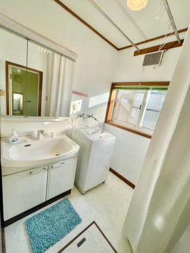 Ένα μπάνιο στο Holiday House Toya