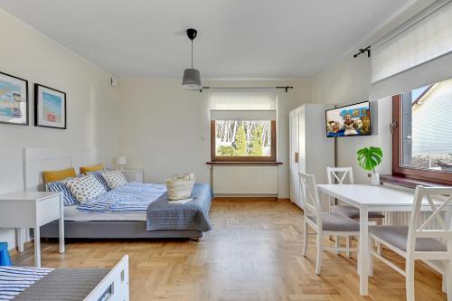 salon z kanapą i stołem w obiekcie CYPRYS apartamenty dla rodzin z Dziećmi Władysławowo we Władysławowie