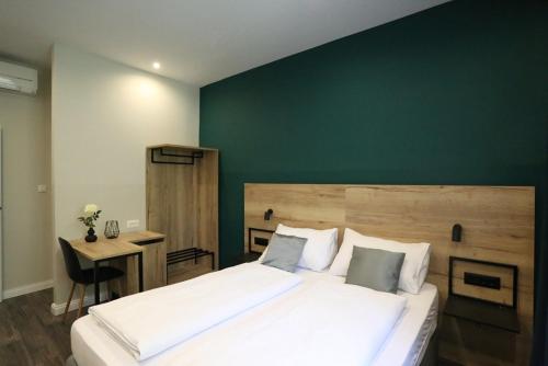 ein Schlafzimmer mit einem großen Bett und einer grünen Wand in der Unterkunft Casablanca Boutique Bed&Breakfast in Zagreb