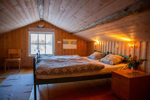 En eller flere senge i et værelse på Trollforsen Camping & Cottages