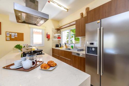 eine Küche mit einem Edelstahlkühlschrank und einer Arbeitsplatte in der Unterkunft Villa Alexander in Protaras