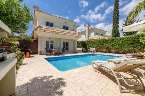 eine Villa mit Swimmingpool und einem Haus in der Unterkunft Villa Alexander in Protaras