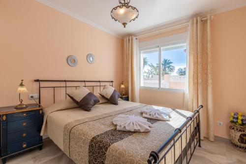 ein Schlafzimmer mit einem Bett mit zwei Kissen darauf in der Unterkunft Villa Galicia in Calpe
