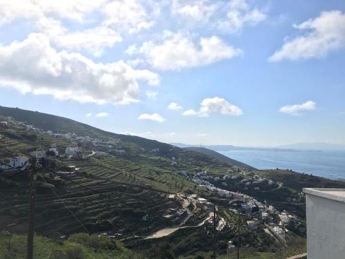 widok na wzgórze z oceanem w tle w obiekcie Villa Meltemi w mieście Arnados