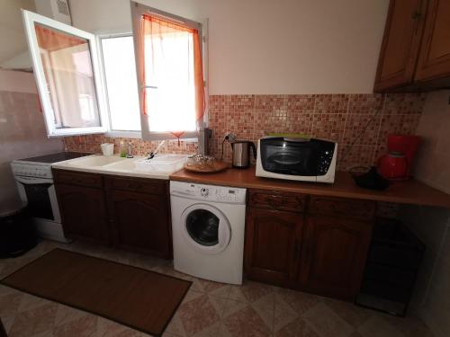 Küche/Küchenzeile in der Unterkunft Petite maisonnette de plein pied