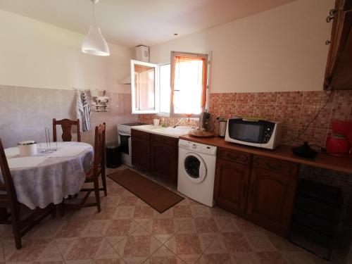 Küche/Küchenzeile in der Unterkunft Petite maisonnette de plein pied