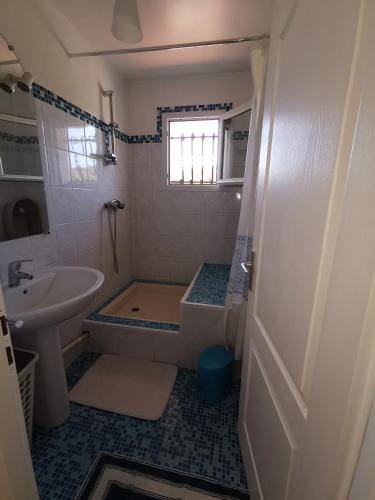 une salle de bain avec un lavabo, une baignoire et des toilettes dans l'établissement Petite maisonnette de plein pied, à Le Taillan-Médoc