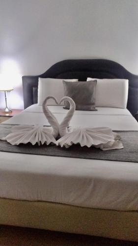 a bed with a heart sign on top of it at Hotel Excelsior in Lisbon