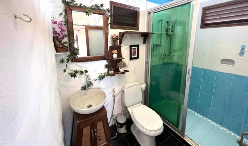 清邁的住宿－Plumeriahome near Walking Street，浴室配有卫生间、盥洗盆和淋浴。