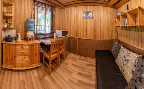 Pokój z biurkiem i stołem w pokoju w obiekcie Holiday house with sauna w mieście Kieś