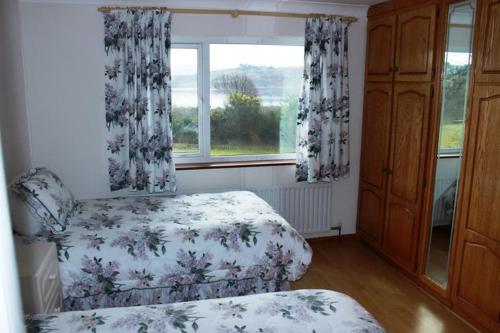 Postel nebo postele na pokoji v ubytování Waterside Cottage, Cashel