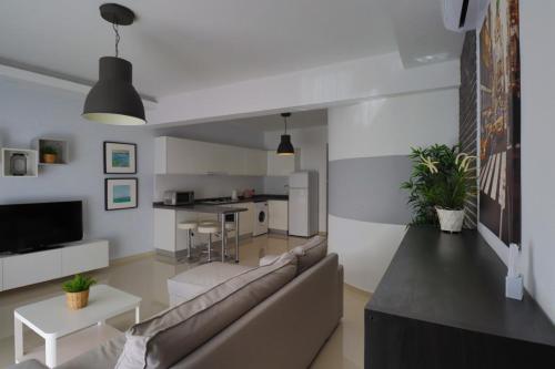 Televisyen dan/atau pusat hiburan di Caesar Beach Villas and Apartments
