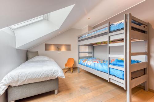 Katil dua tingkat atau katil-katil dua tingkat dalam bilik di Le Logis des Haan