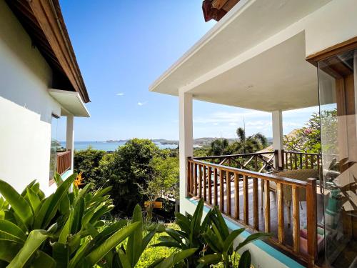 un balcone di una casa con vista sull'oceano di The Endless Summer Resort a Bumbang