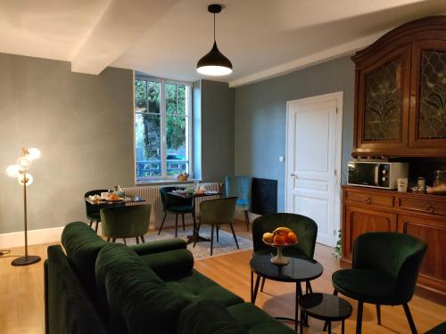 een woonkamer met een bank, stoelen en een tafel bij Clos Terre-lune in Nuits-Saint-Georges
