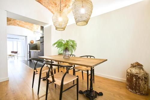 梅里達的住宿－Apartamentos Durán Tirso de Molina，一间带木桌和椅子的用餐室