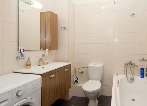 une salle de bain avec un lavabo et une machine à laver dans l'établissement fam central apt, à Héraklion