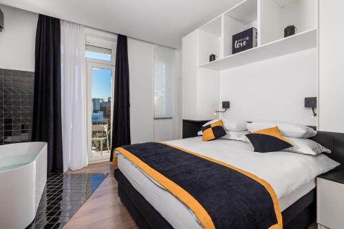 Ένα ή περισσότερα κρεβάτια σε δωμάτιο στο Apartmani Artqart Rijeka