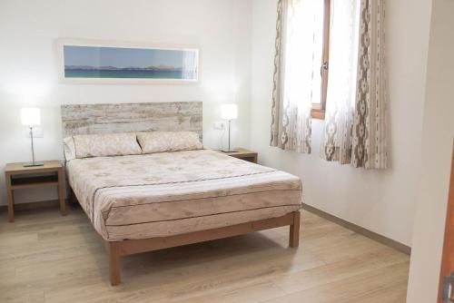 - une chambre avec un lit, 2 tables et 2 lampes dans l'établissement AGROTURISMO SARAIX, à Santa Margalida