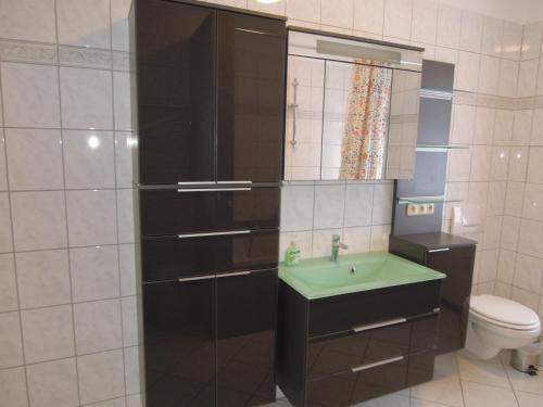 een badkamer met een wastafel en een toilet bij Ferienwohnung Nordluft in Erfurt