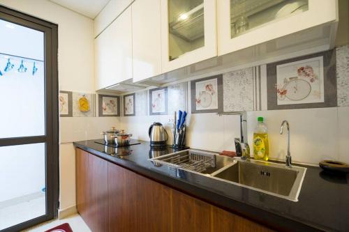 Kuhinja ili čajna kuhinja u objektu *Ha Long Homestay @ Sunrise Apartment - 2 BR