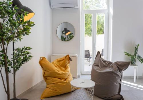 - un salon avec deux oreillers et une table dans l'établissement MaxBnb - CLIMATISÉ - T2 37m2 & terrasse 30m2 - Est, à Toulon