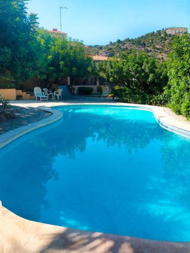 una gran piscina azul en un patio en Villa La Torreta REF 056, en Castellón de la Plana