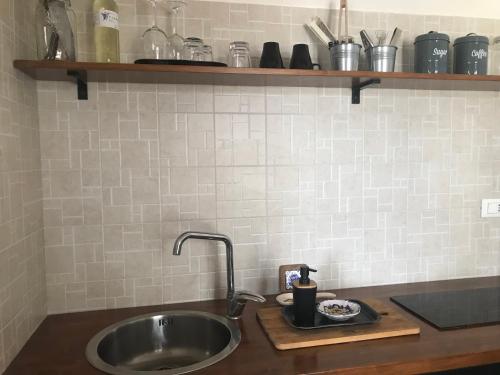 - un comptoir de cuisine avec évier dans l'établissement CARPE DIEM Stagnone, à Marsala