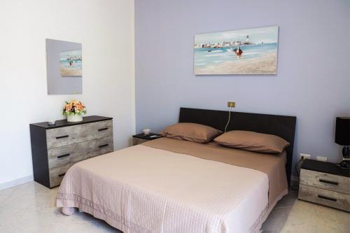 sypialnia z łóżkiem i komodą w obiekcie B&B LA CASA DEI FIORI w mieście Amorosi
