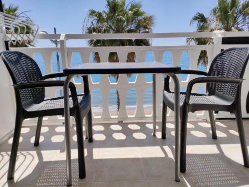 Een balkon of terras bij Beach front Esther 5 Villajoyosa VACATION RENTALS FROM 11 NIGHTS