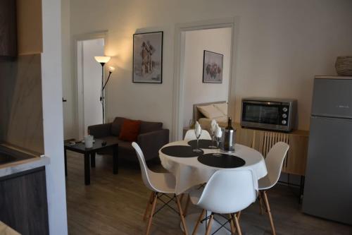 sala de estar con mesa blanca y sillas en Domus 127 Apartment Pompei, en Pompeya