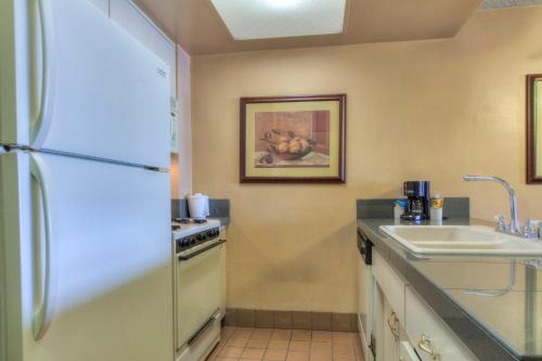 A kitchen or kitchenette at Oceanside Marina Suites - A Waterfront Hotel