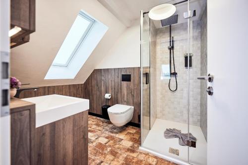 奧拉寧鮑姆的住宿－Zieglers Restaurant & Pension，带淋浴、盥洗盆和卫生间的浴室