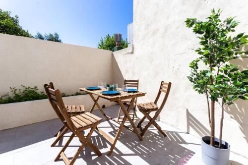 une table et des chaises en bois sur une terrasse dans l'établissement MaxBnb - CLIMATISÉ - Grand Studio 37m2 & terrasse 30m2 - Est, à Toulon